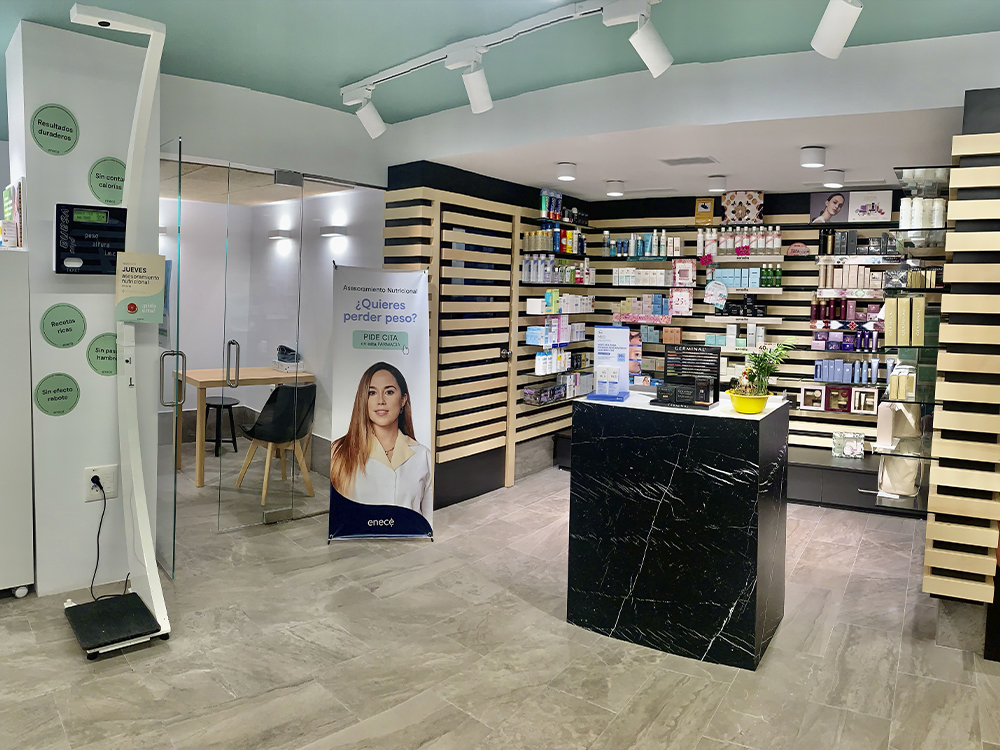 Interior de la farmacia Lázaro